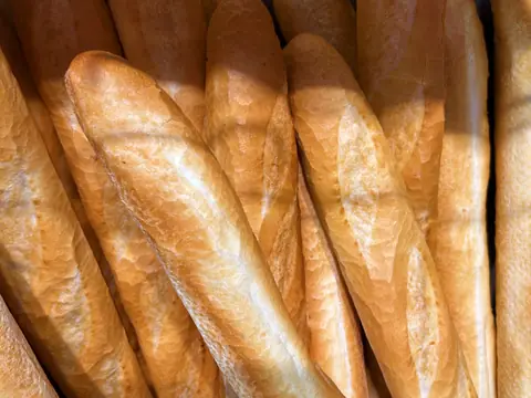 Baguettes dorées serrées dans une corbeille