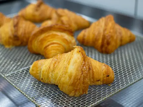 Croissants dorés sur une grille de refroidissement