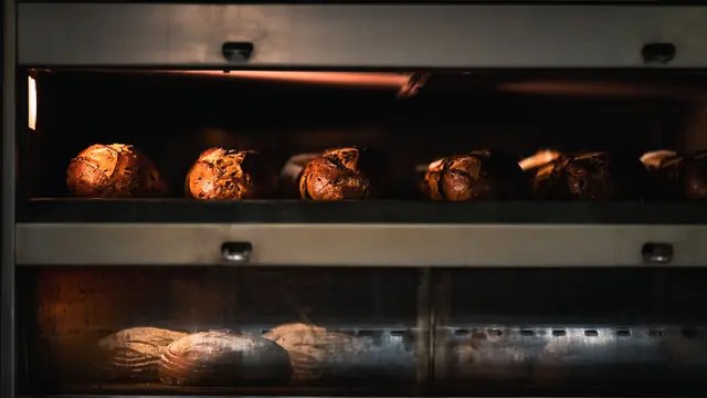 Pains au levain en cuisson dans un four à soles